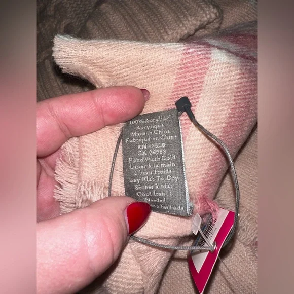 NWT Vince Camuto scarf and hat set - Picture 4 of 4